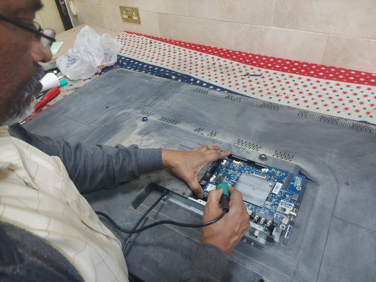 تصليح تلفزيون وفحص أعطال الصورة والتشغيل